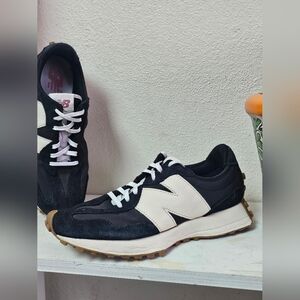 New Balance 327 Casual Women's Sneakers Shoes Black White Leather size 10